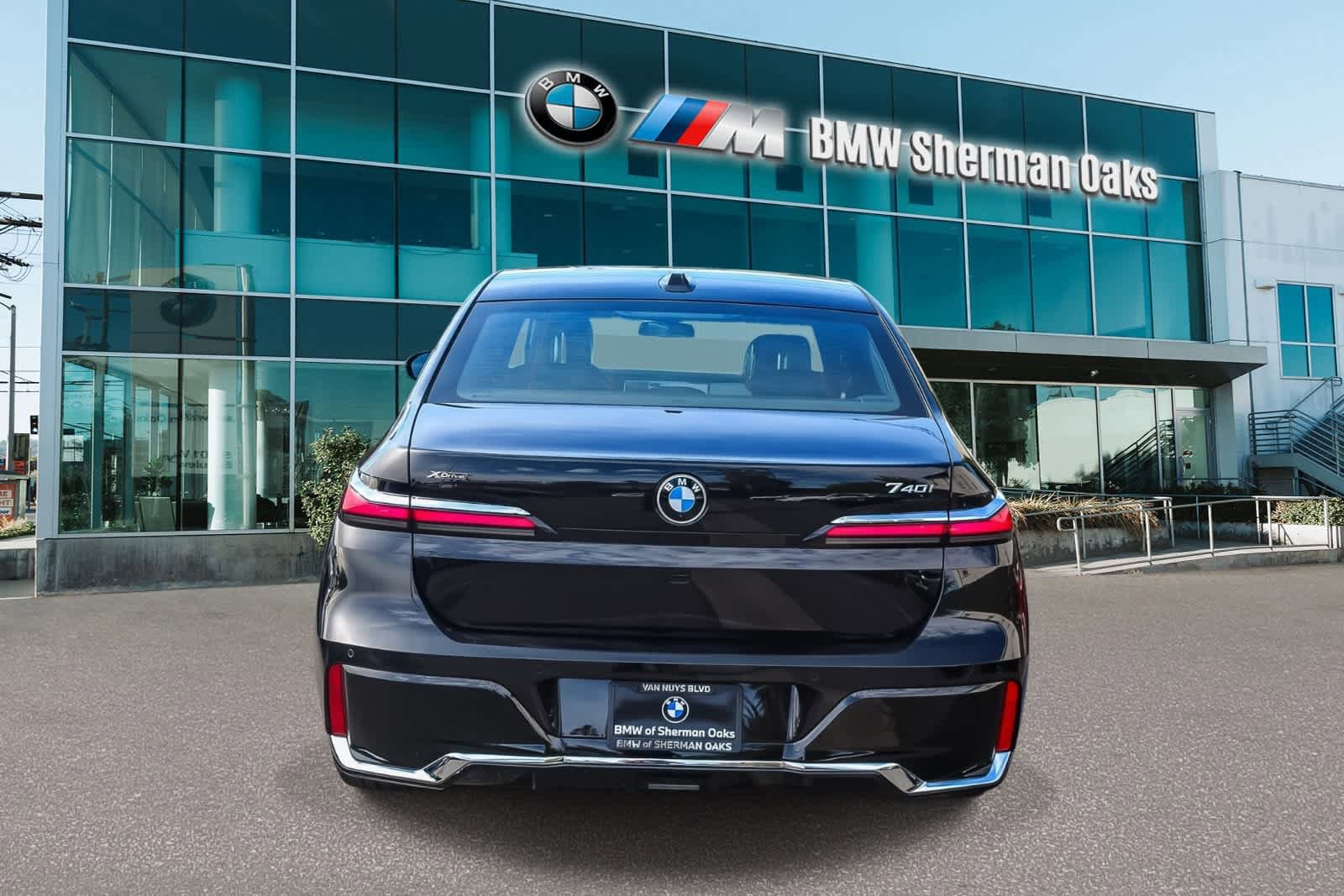 Used 2025 BMW 740i xDrive AWD/4WD image 5