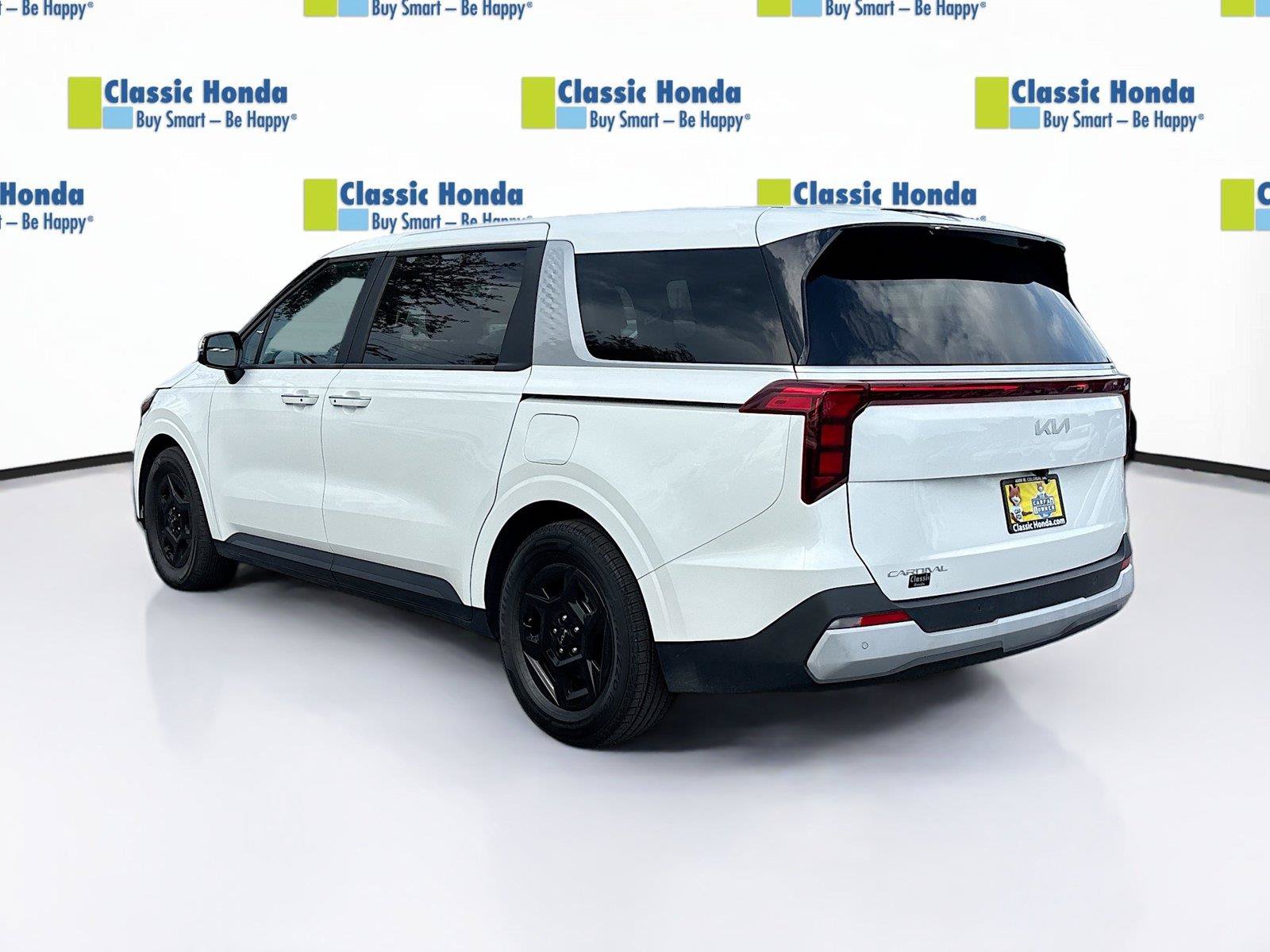 Used 2025 Kia Carnival FWD image 5