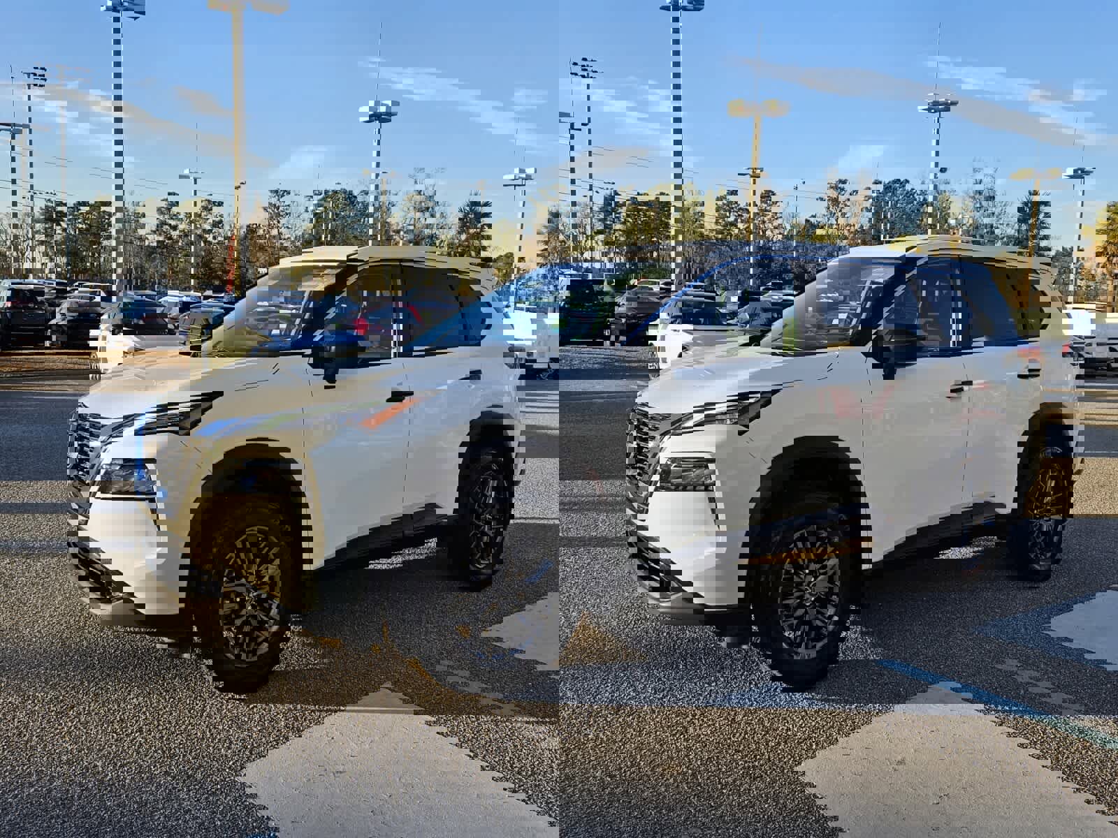 Used 2023 Nissan Rogue S image 2