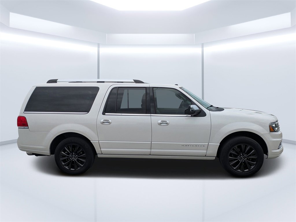 Used 2015 Lincoln Navigator L 4WD image 2