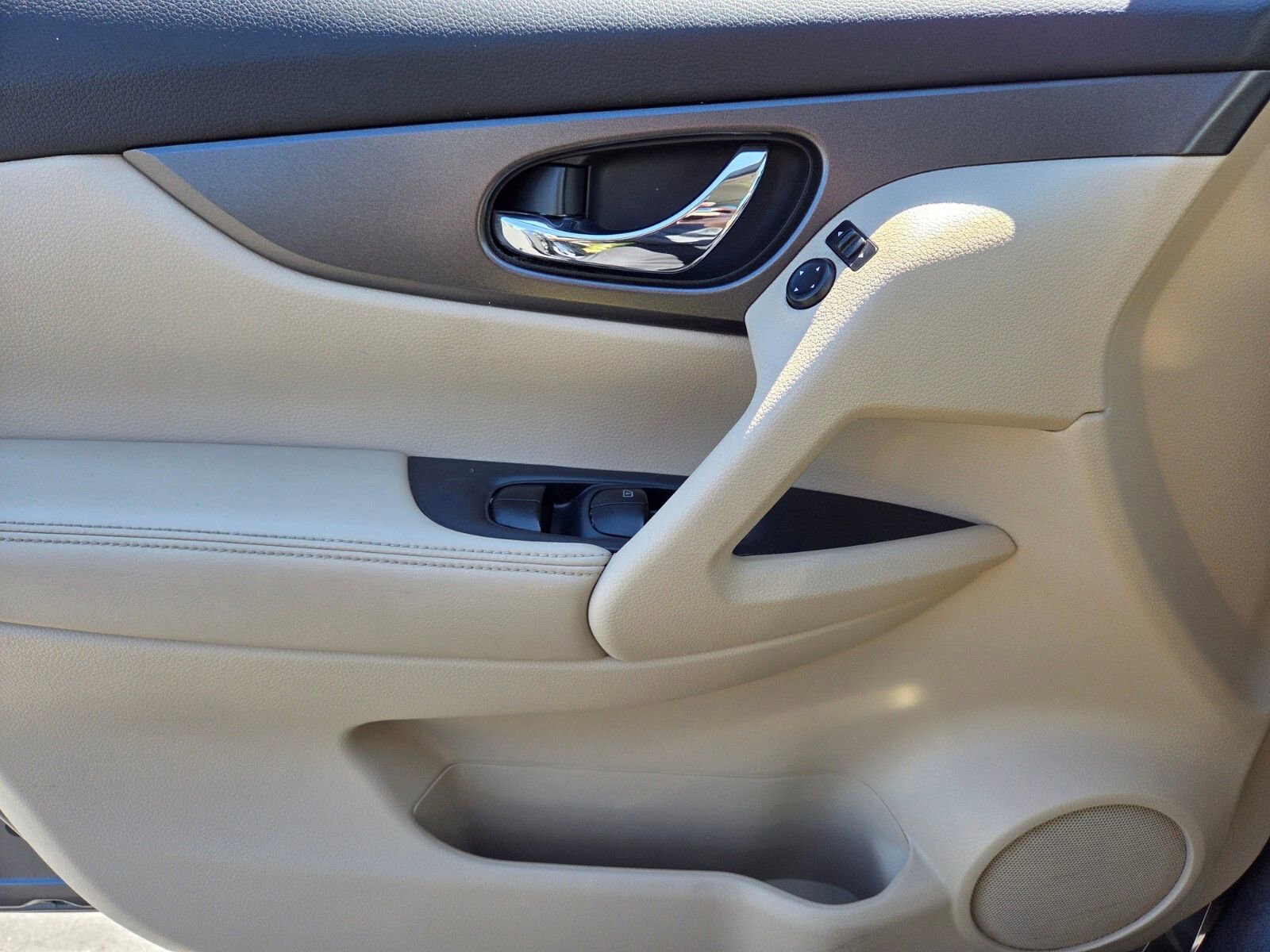 Used 2015 Nissan Rogue SV w/ SV Moonroof Package image 9