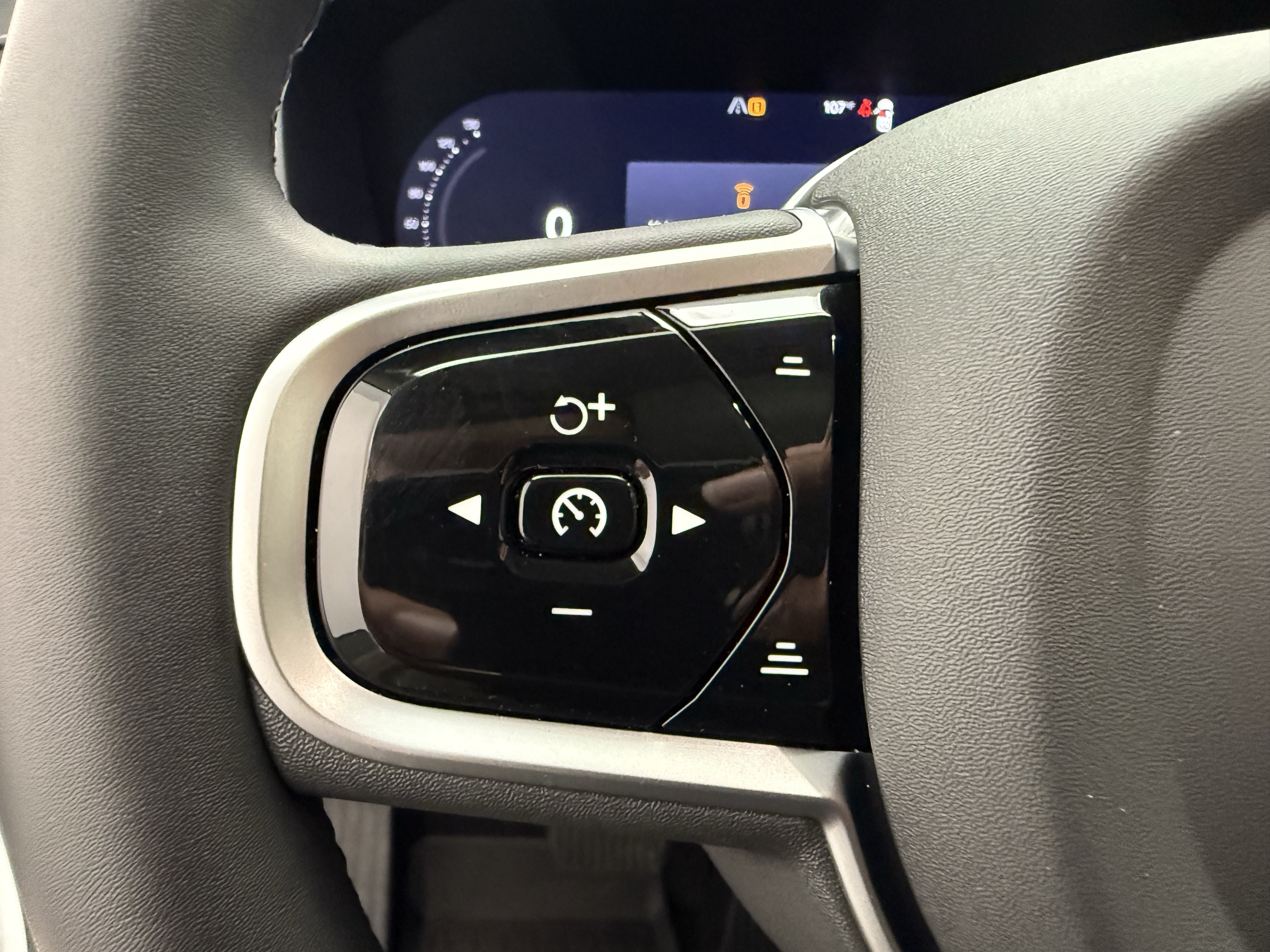 Certified 2025 Volvo XC90 B5 Plus w/ Protection Package Premier AWD/4WD image 17