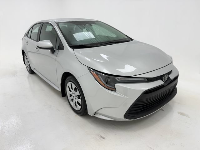 Used 2025 Toyota Corolla LE FWD image 2
