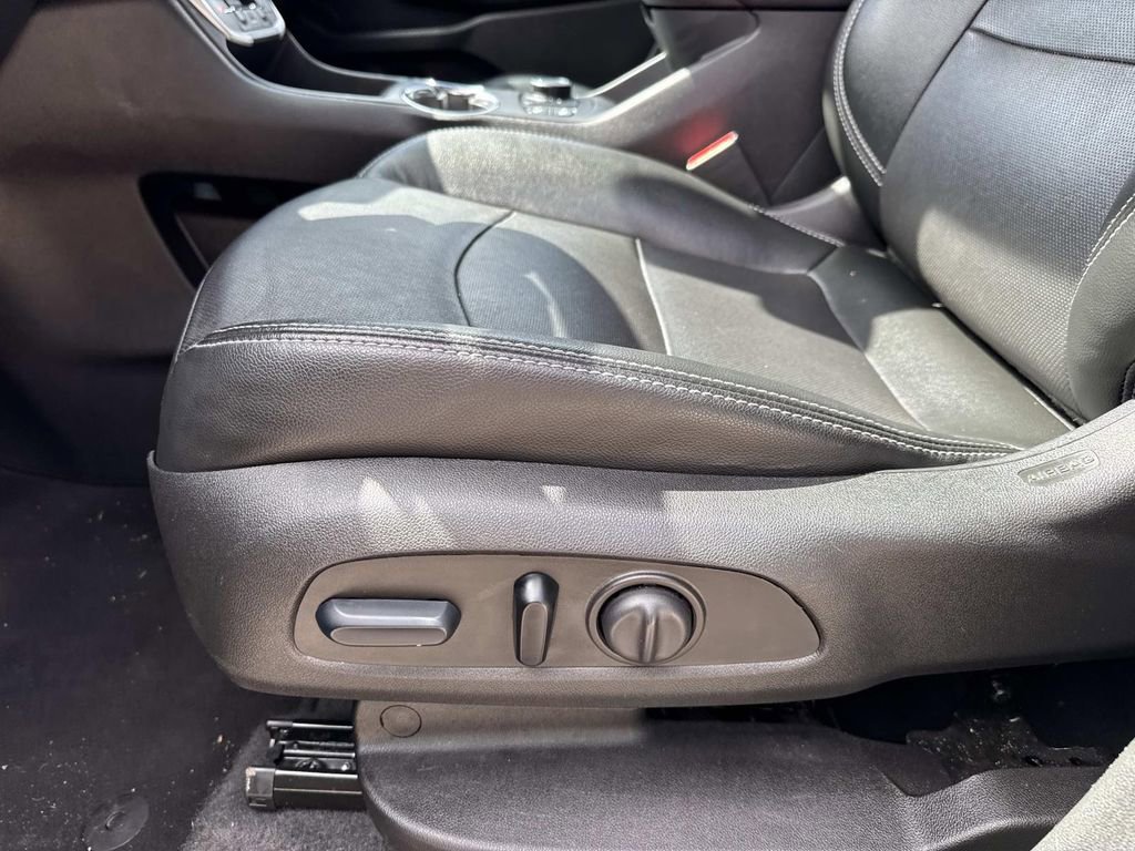 Used 2023 GMC Terrain SLT image 18