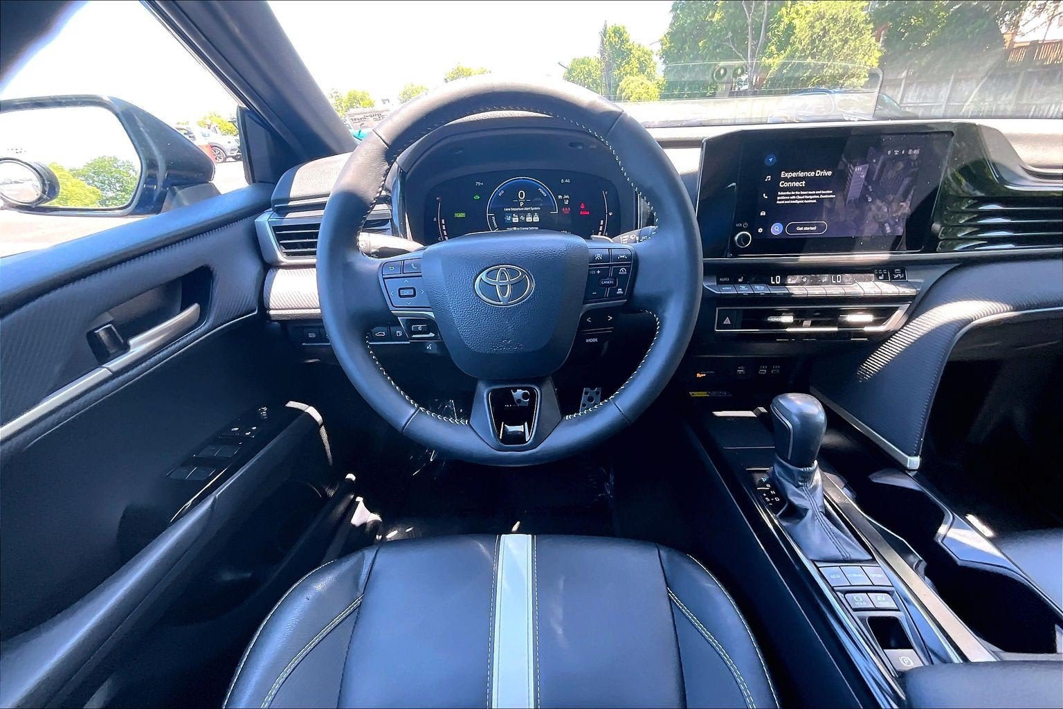 Used 2025 Toyota Camry SE w/ Convenience Package FWD image 5