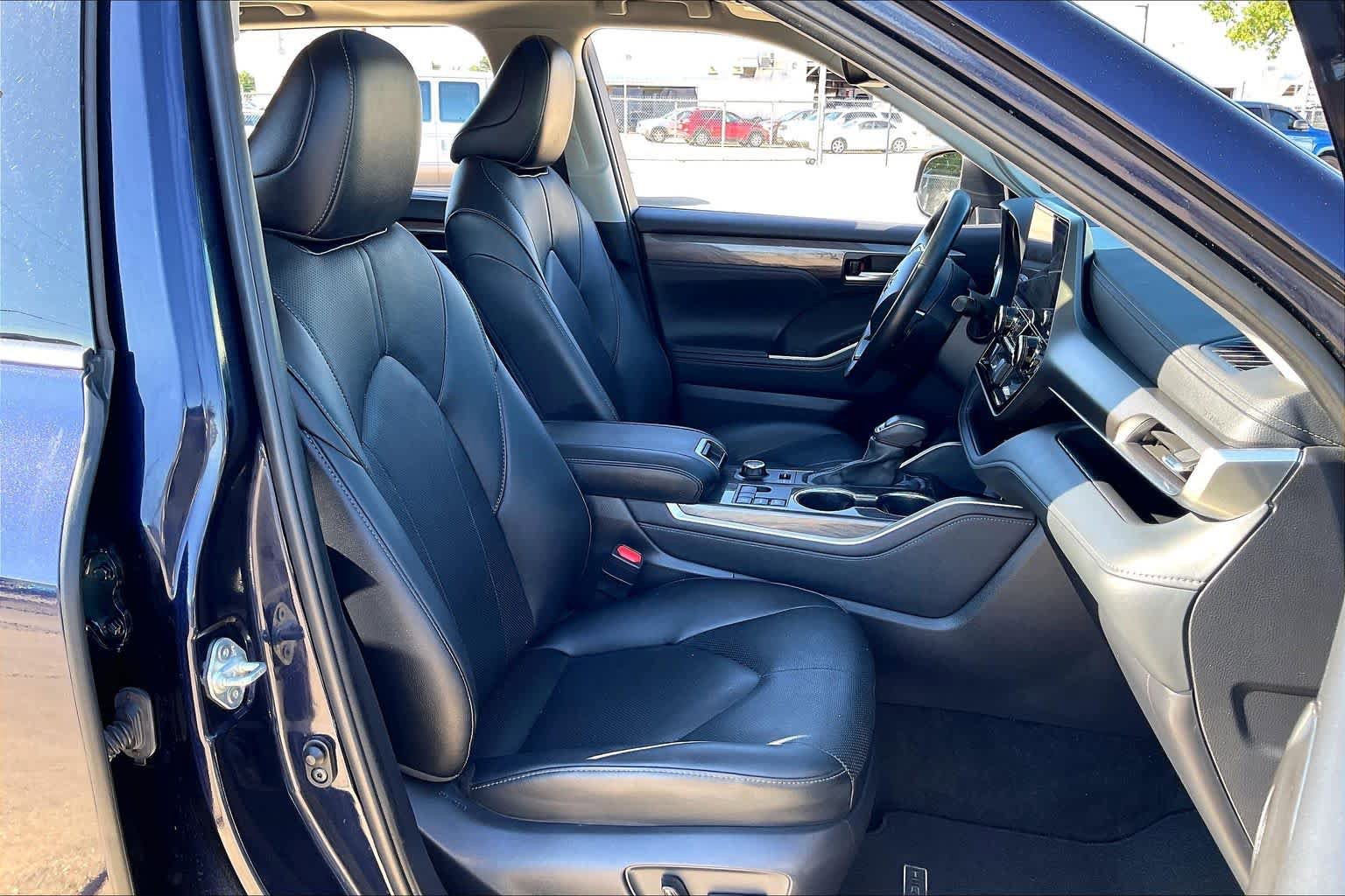 Used 2024 Toyota Highlander Limited AWD/4WD image 16