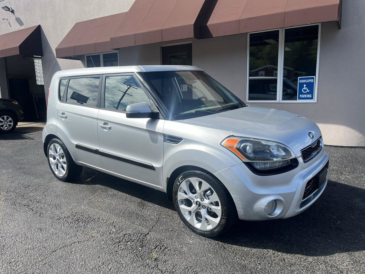Used 2013 Kia Soul ! FWD image 3