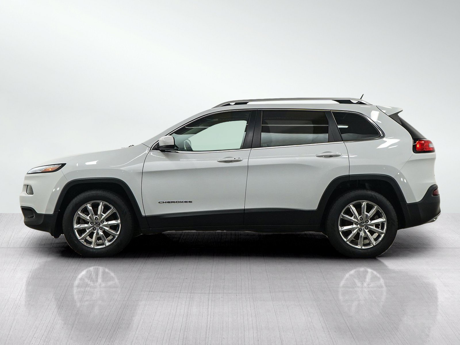 Used 2015 Jeep Cherokee Limited w/ Luxury Group AWD/4WD image 2