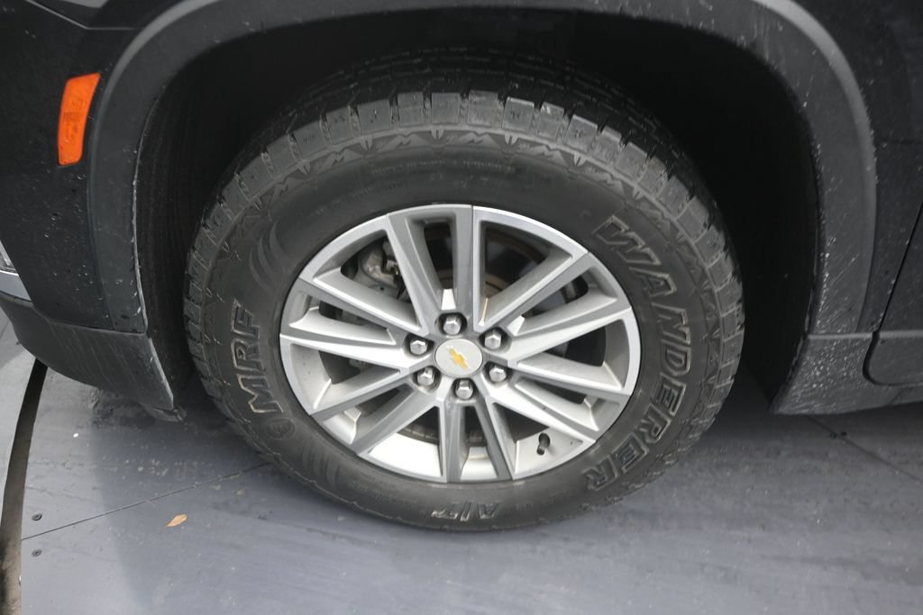 Used 2023 Chevrolet Traverse LT FWD image 9