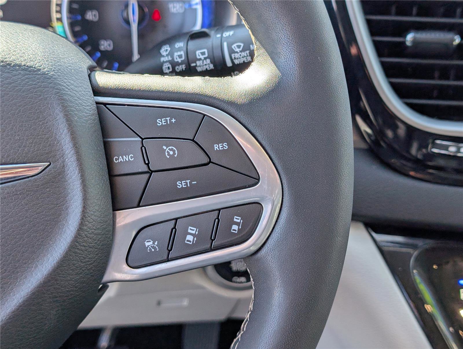 Used 2024 Chrysler Pacifica Touring-L image 23