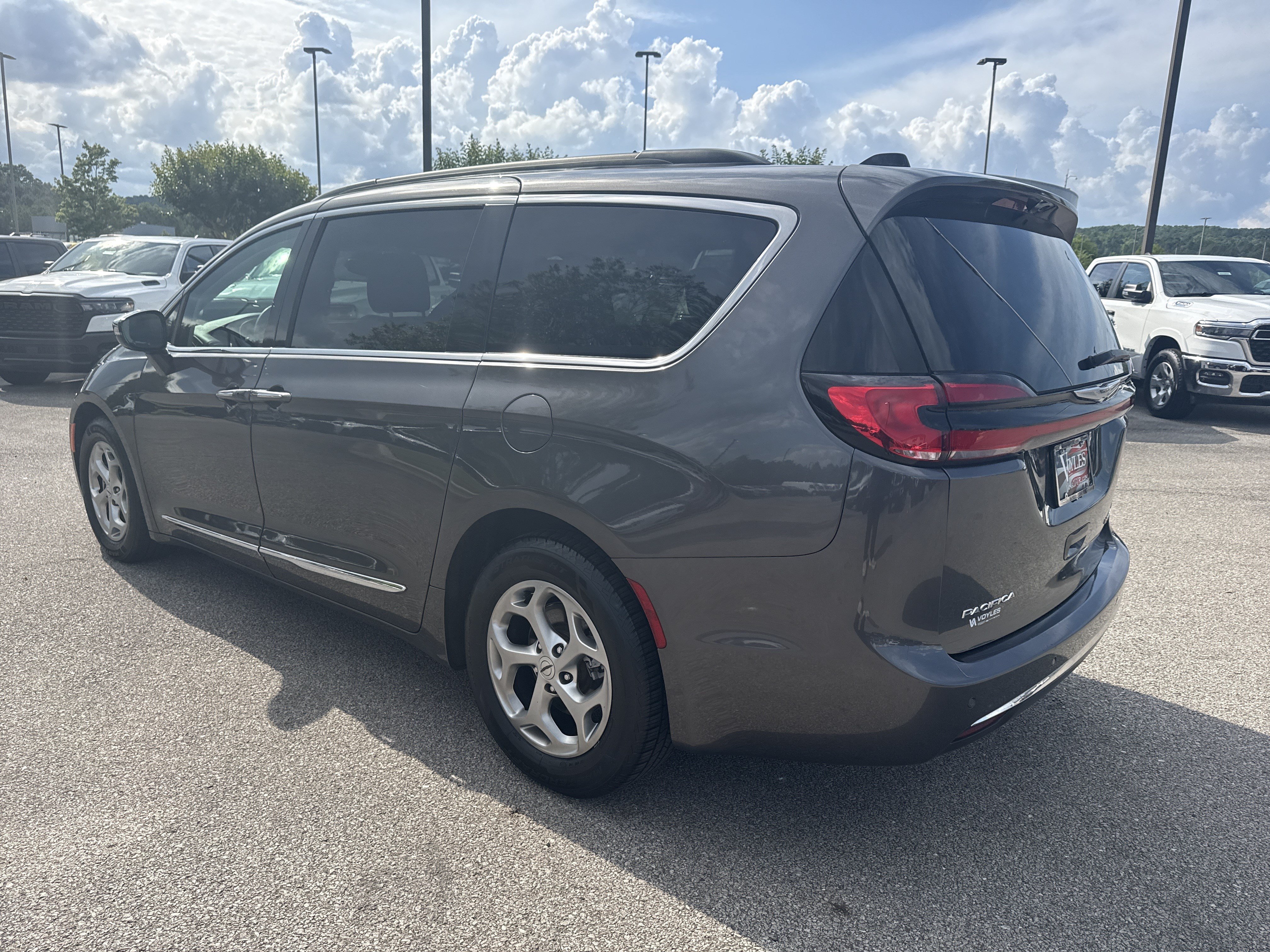 Used 2023 Chrysler Pacifica Limited FWD image 5