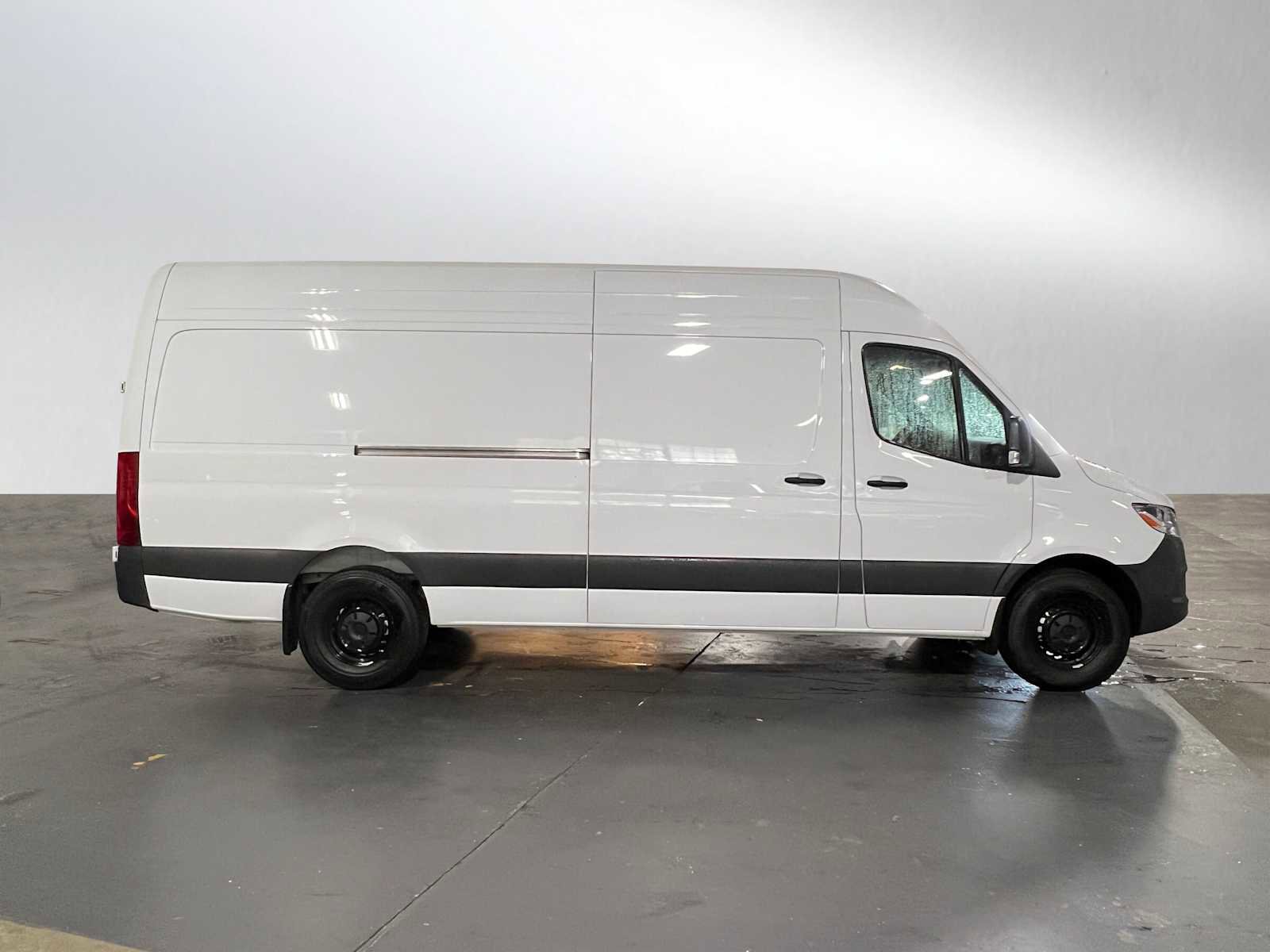 Used 2024 Mercedes-Benz Sprinter 2500 image 2