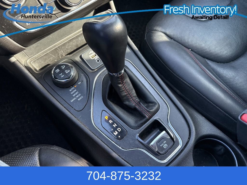 Used 2019 Jeep Cherokee Trailhawk image 30