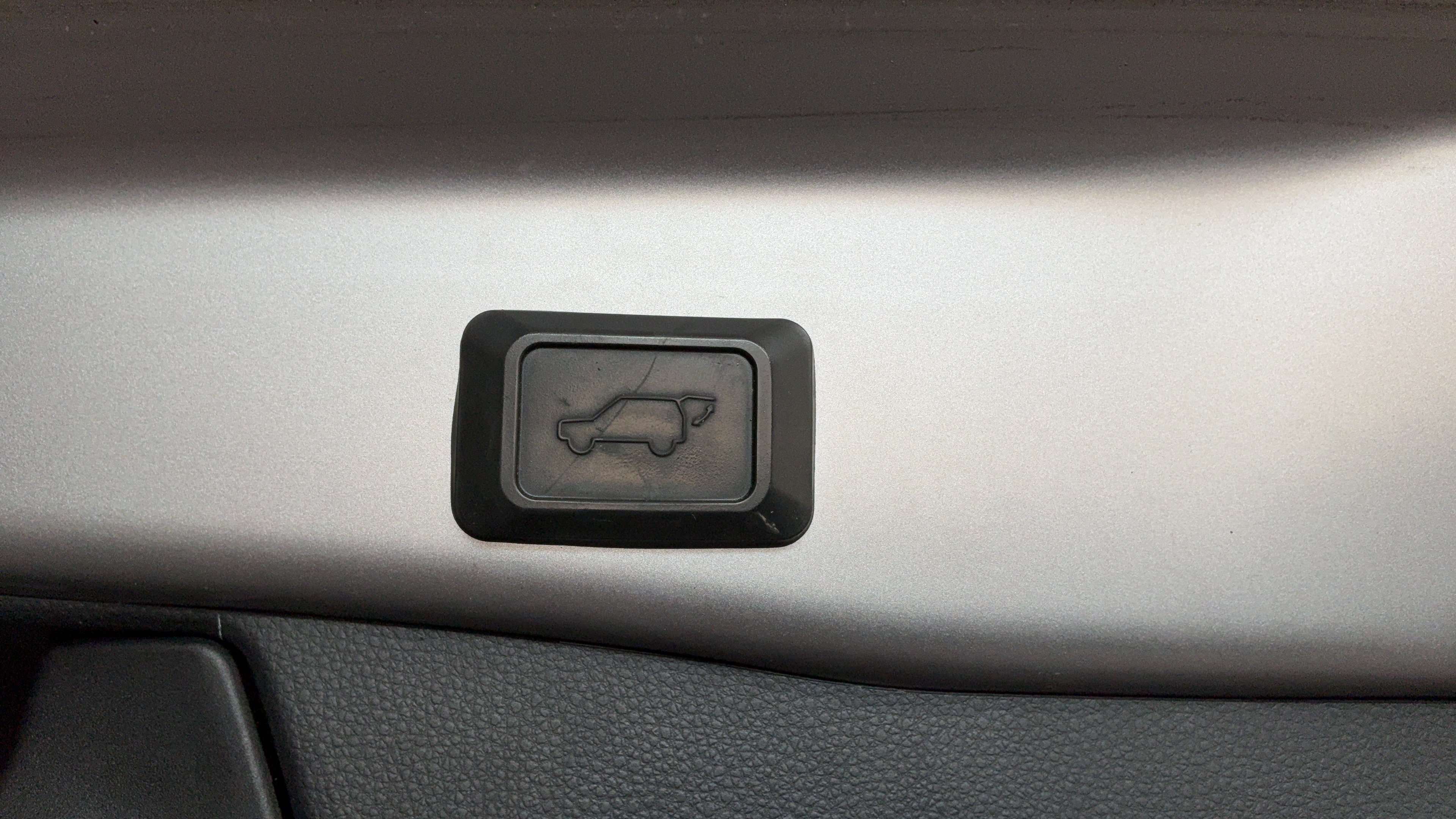 Used 2020 Toyota RAV4 Limited FWD image 40