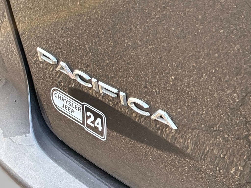 Used 2022 Chrysler Pacifica Touring-L FWD image 11