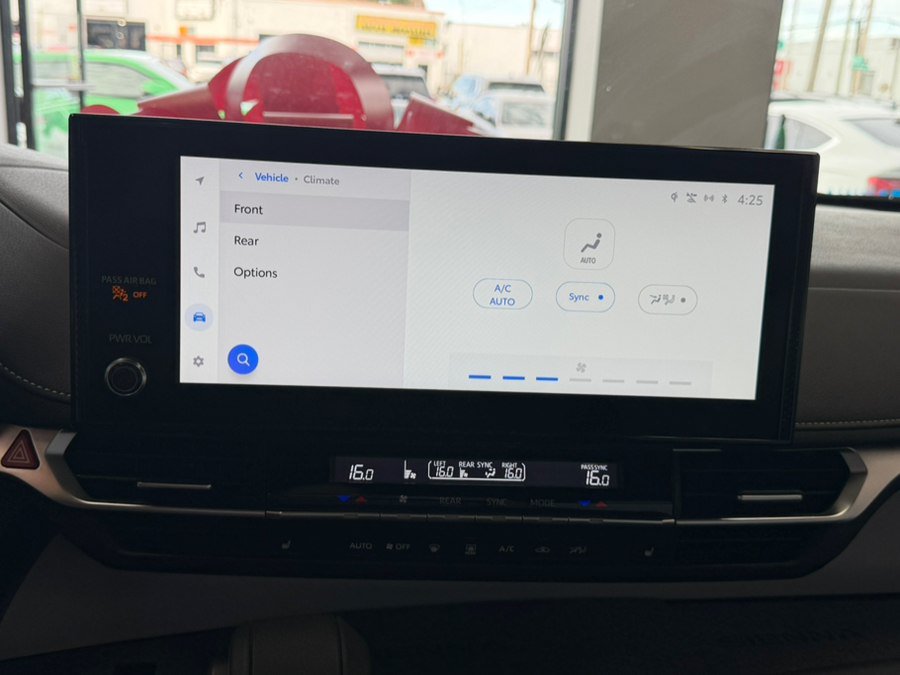 Used 2025 Toyota Sienna XSE FWD image 87