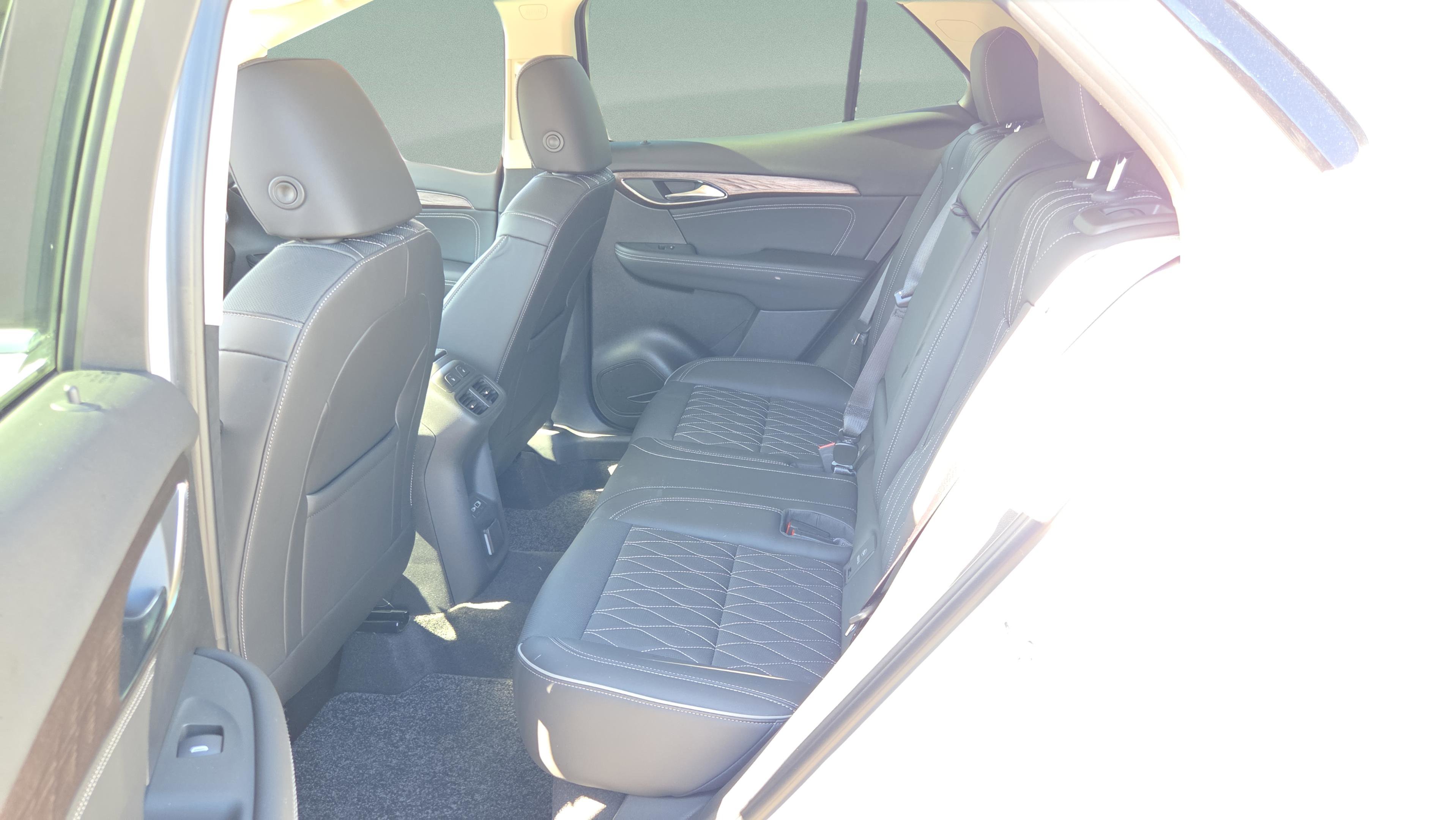 Used 2023 Buick Envision Avenir image 27