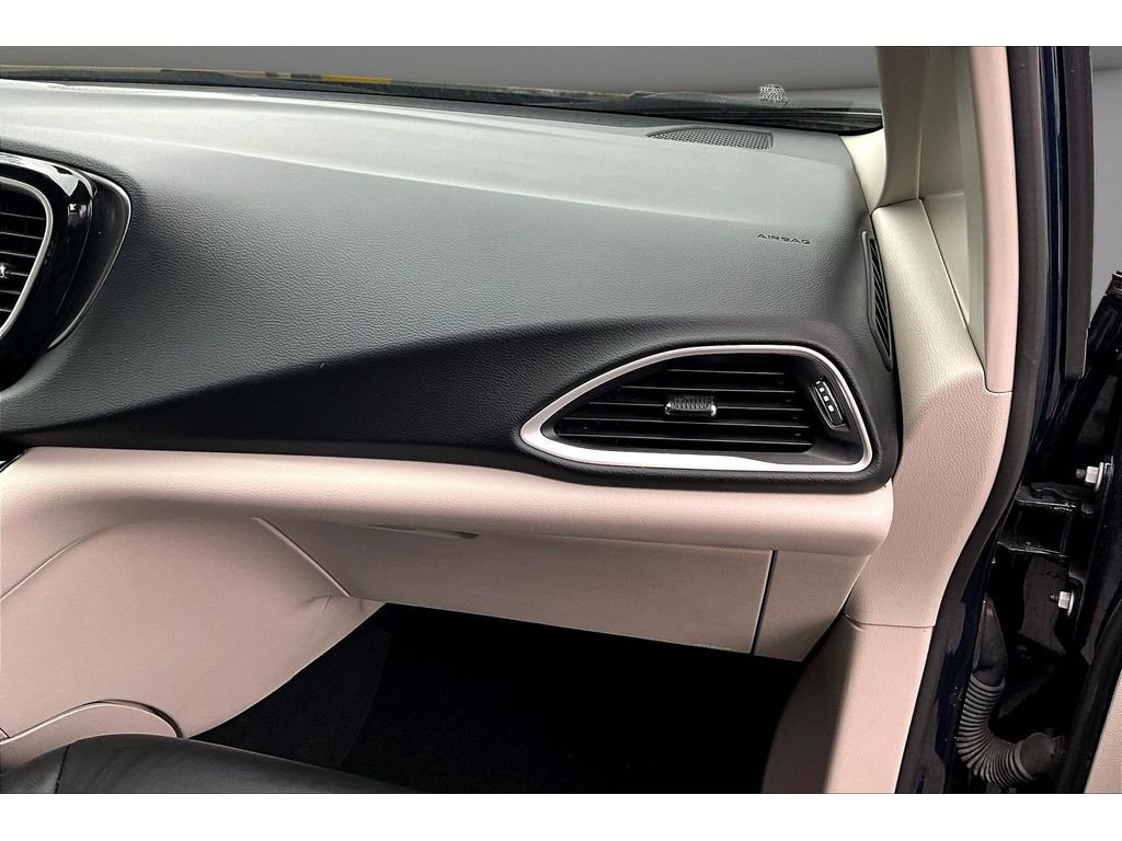 Used 2024 Chrysler Pacifica Touring-L image 18
