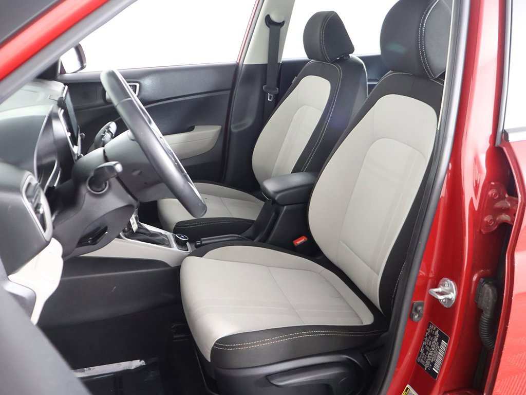 Used 2023 Hyundai Venue SEL image 25