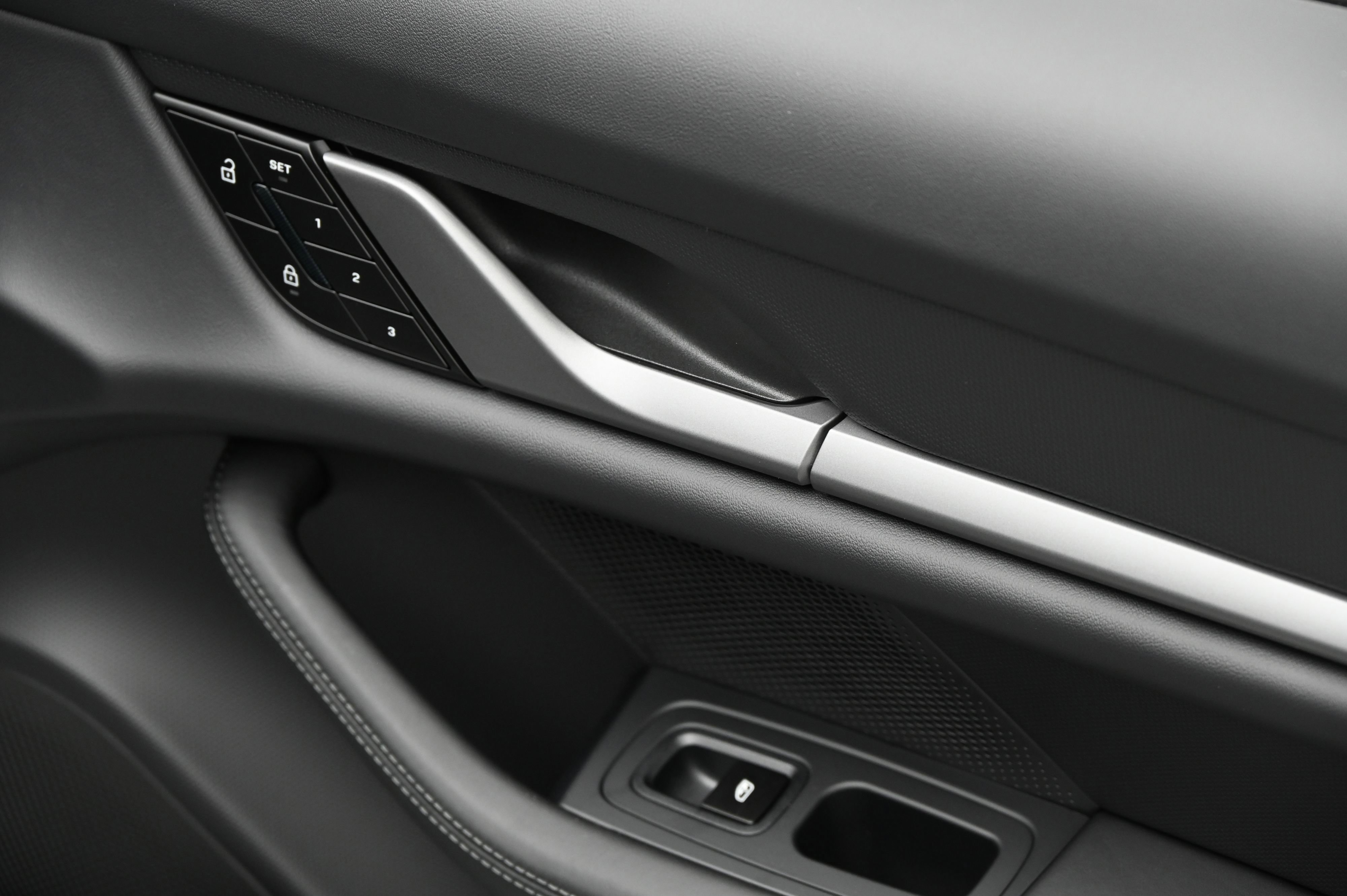 Used 2025 Porsche Taycan image 20