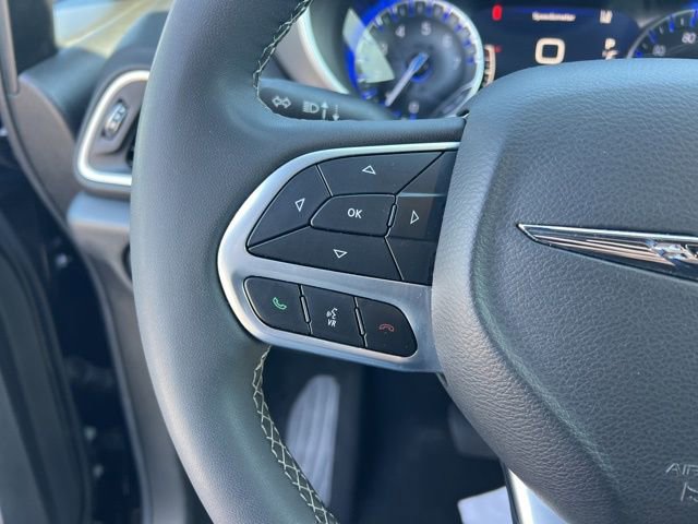 Used 2025 Chrysler Pacifica Select image 14