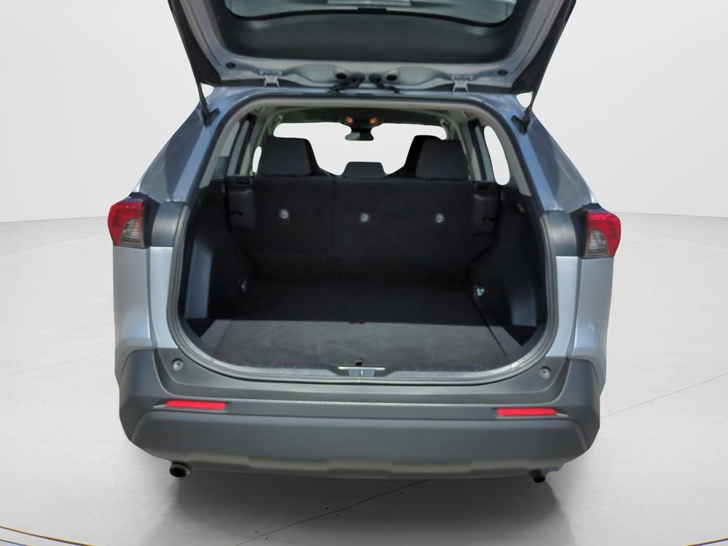 Used 2021 Toyota RAV4 LE image 12