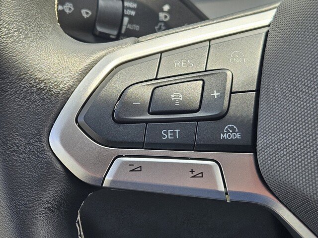 Used 2025 Volkswagen Tiguan SE AWD/4WD image 24
