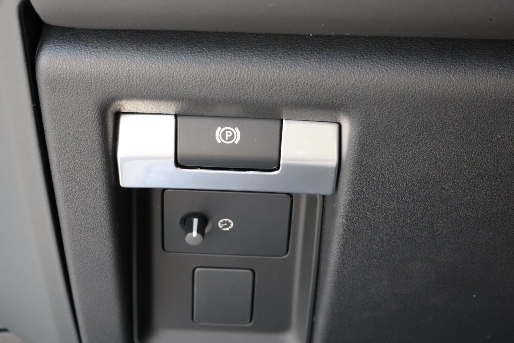 New 2026 Land Rover Defender 110 X-Dynamic SE AWD/4WD image 11