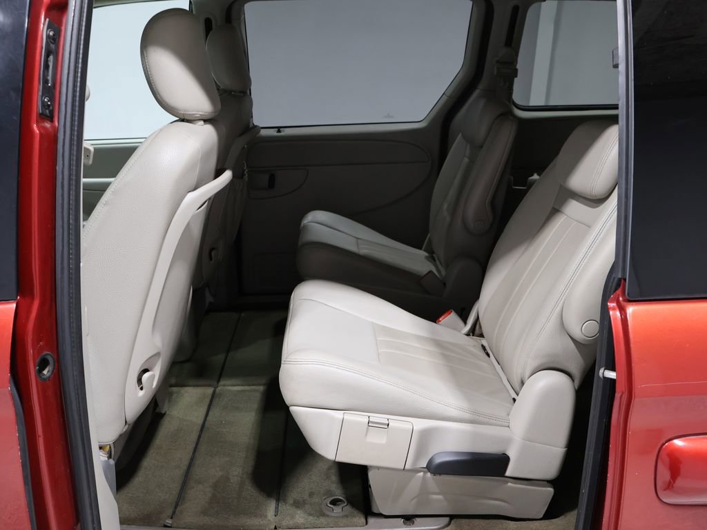 Used 2007 Chrysler Town & Country Touring image 18
