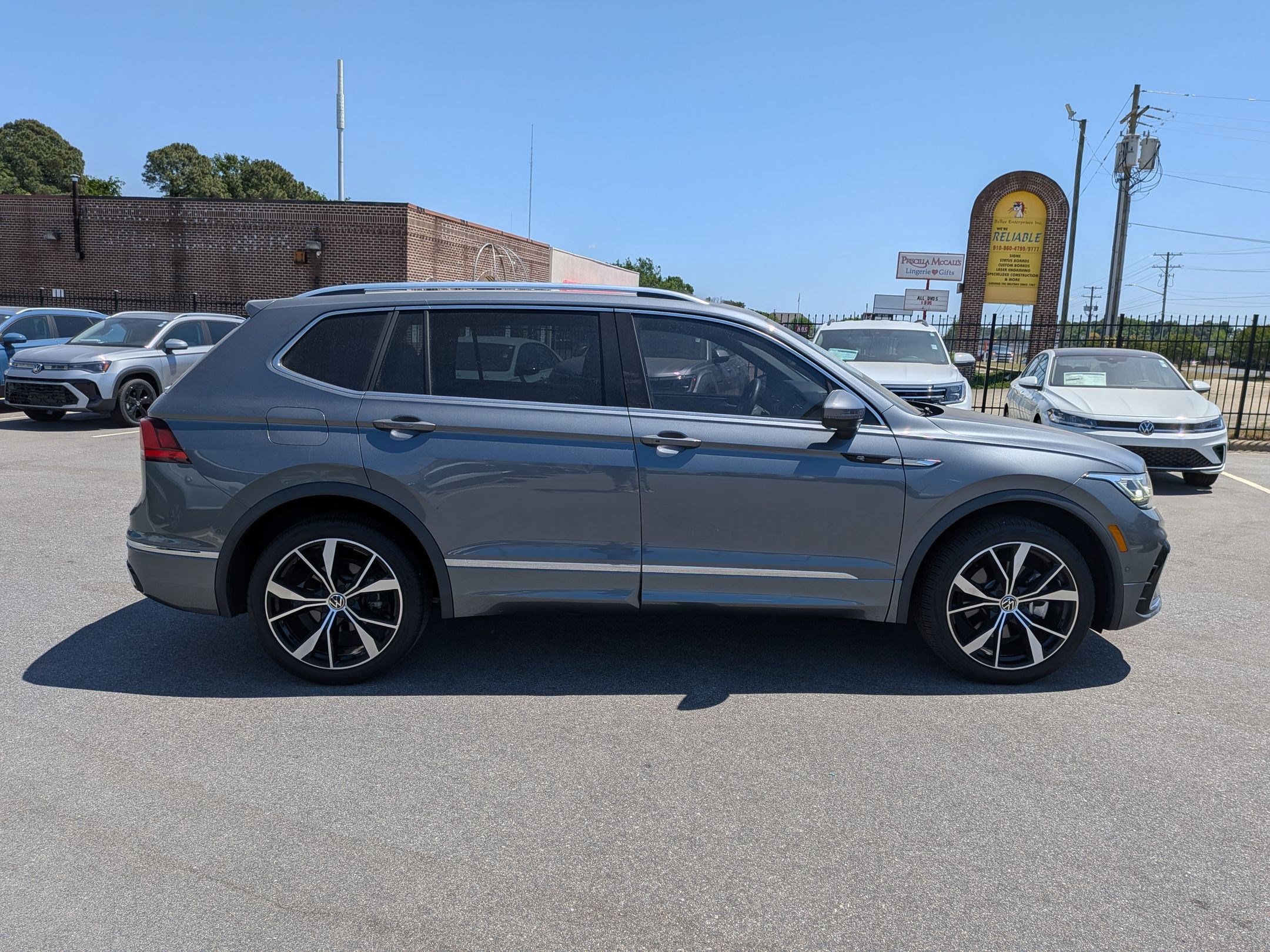 Used 2023 Volkswagen Tiguan SEL R-Line AWD/4WD image 2
