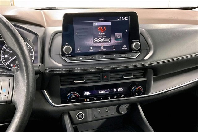 Used 2023 Nissan Rogue SV image 4