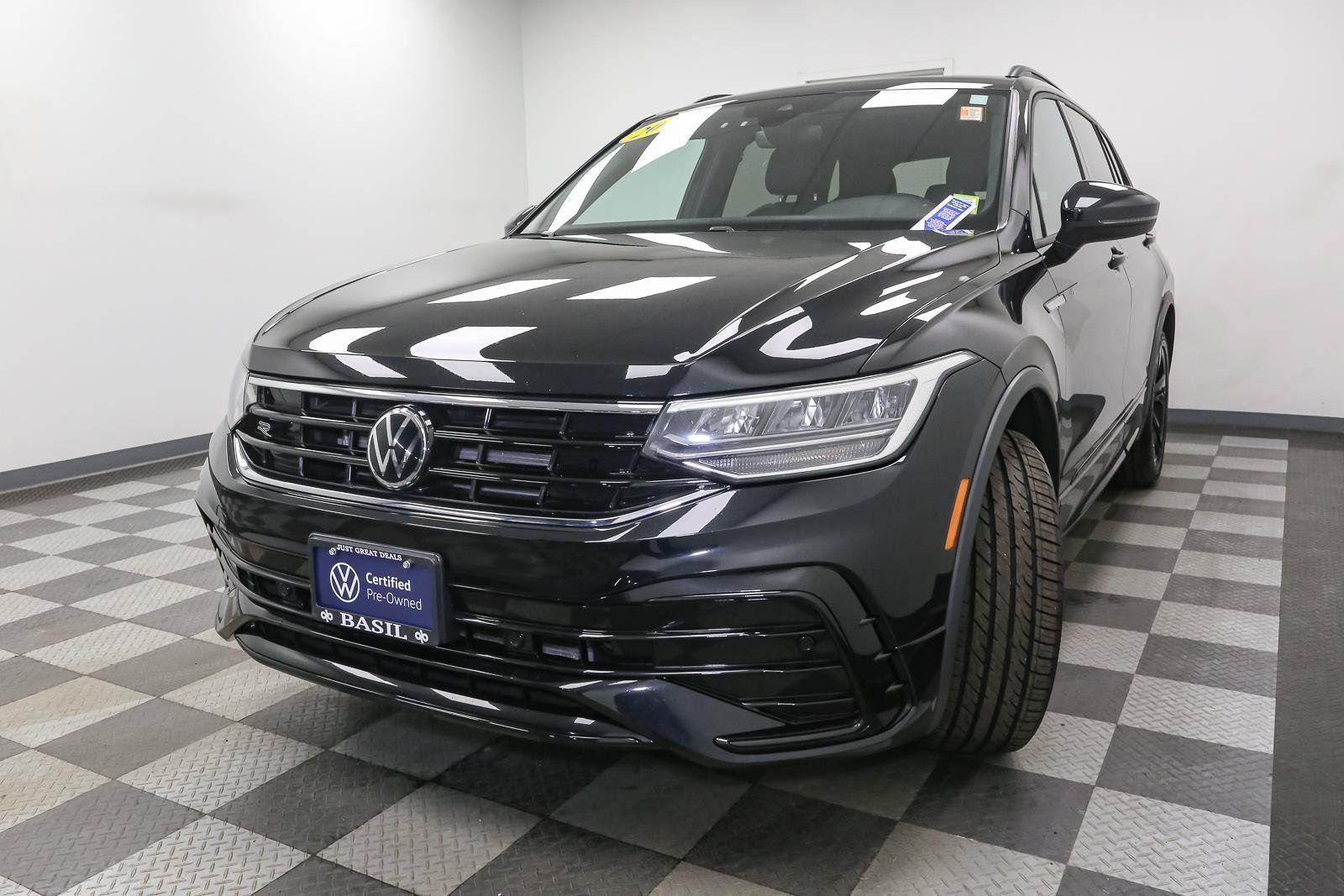 Certified 2024 Volkswagen Tiguan SE R-Line AWD/4WD image 5