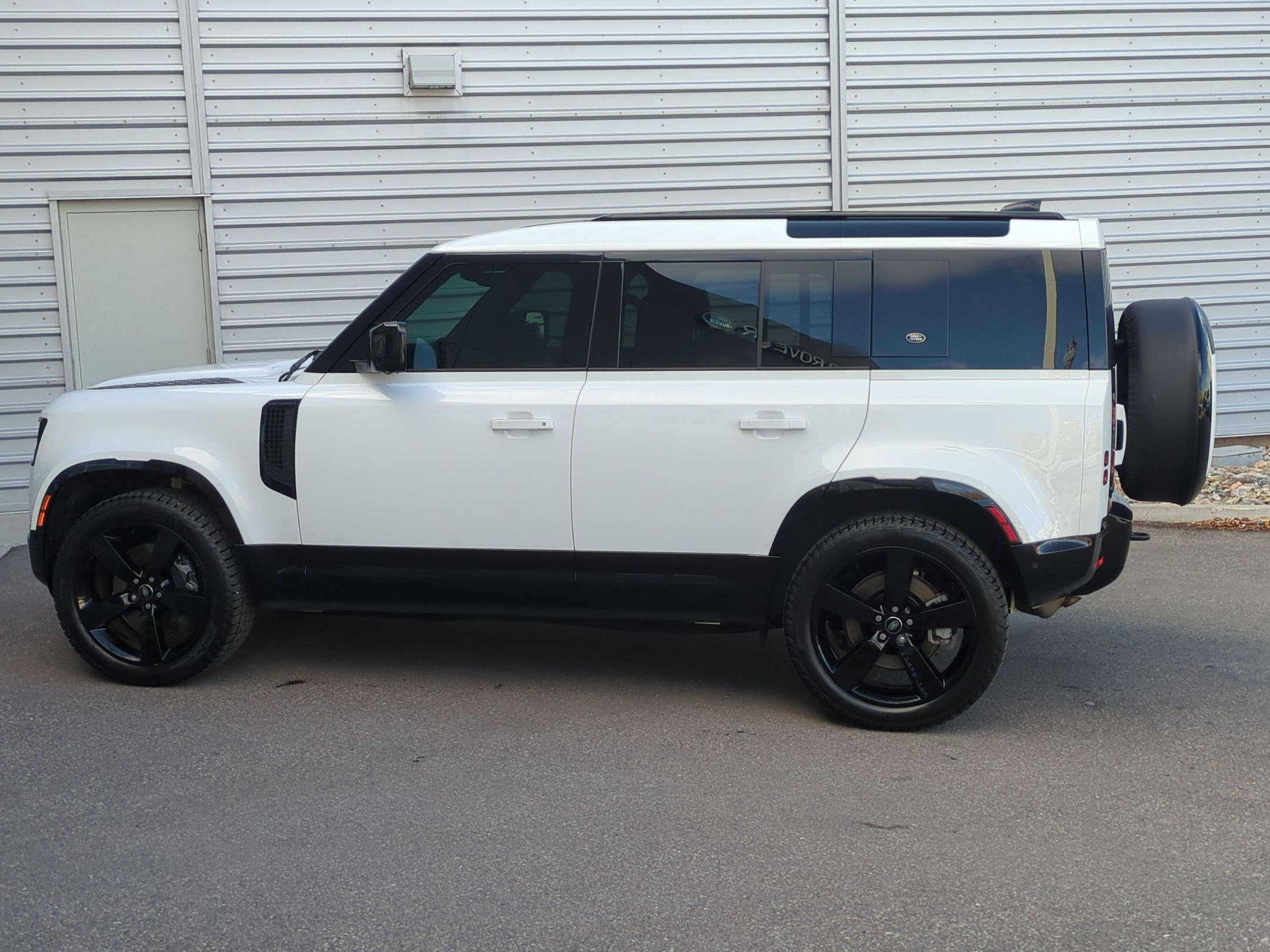 Used 2024 Land Rover Defender 110 X-Dynamic SE image 11