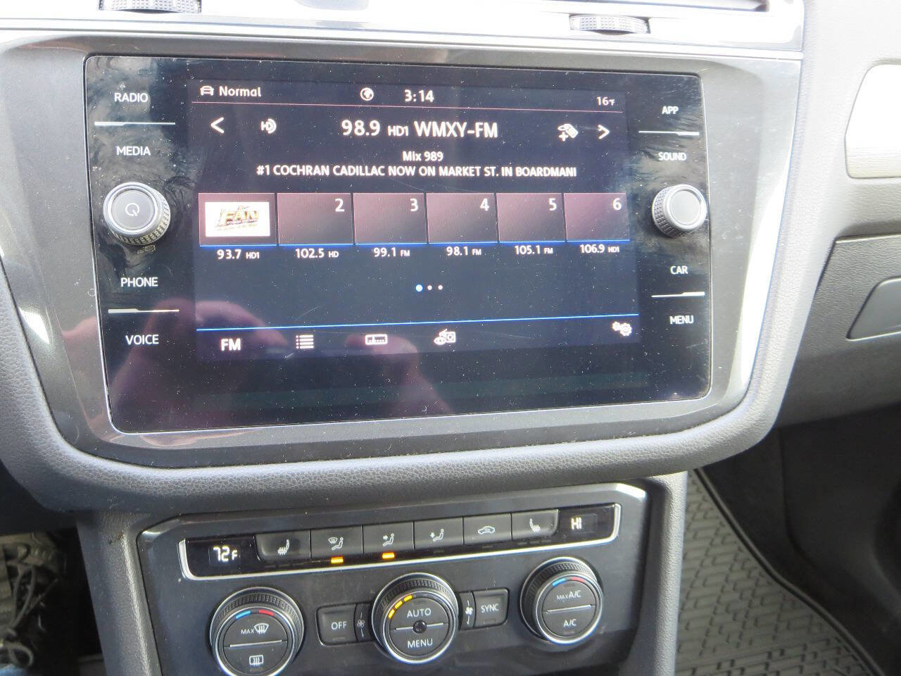 Used 2020 Volkswagen Tiguan SE w/ Panoramic Sunroof Package image 29