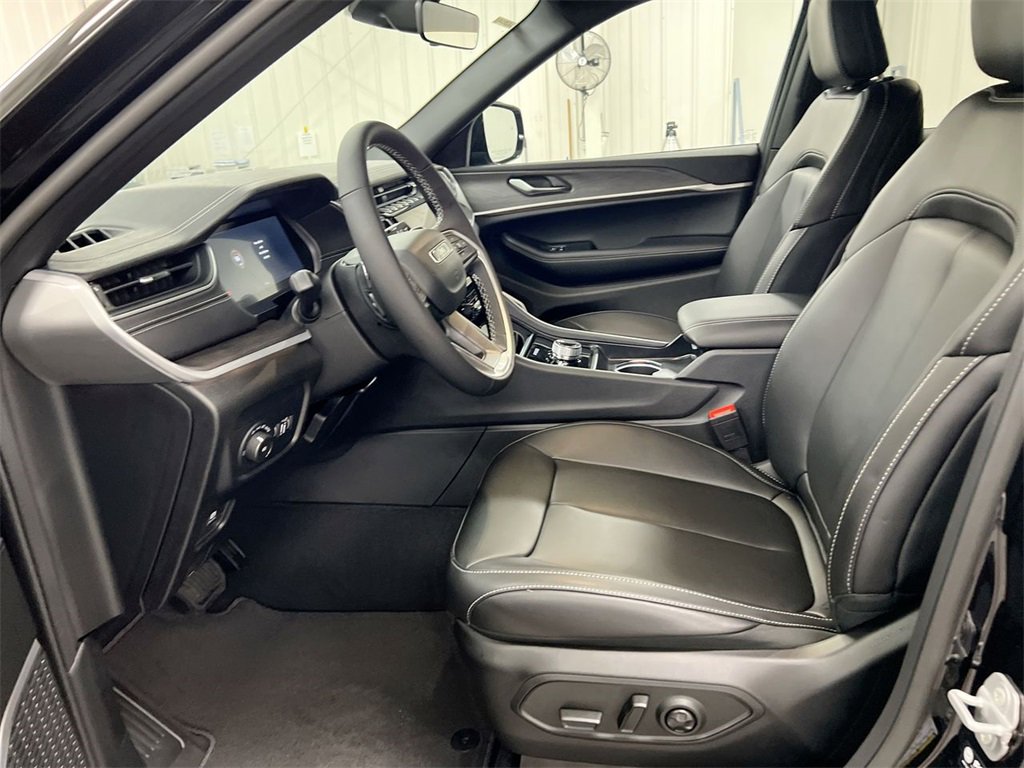 New 2025 Jeep Grand Cherokee Limited w/ Black Appearance Package image 19