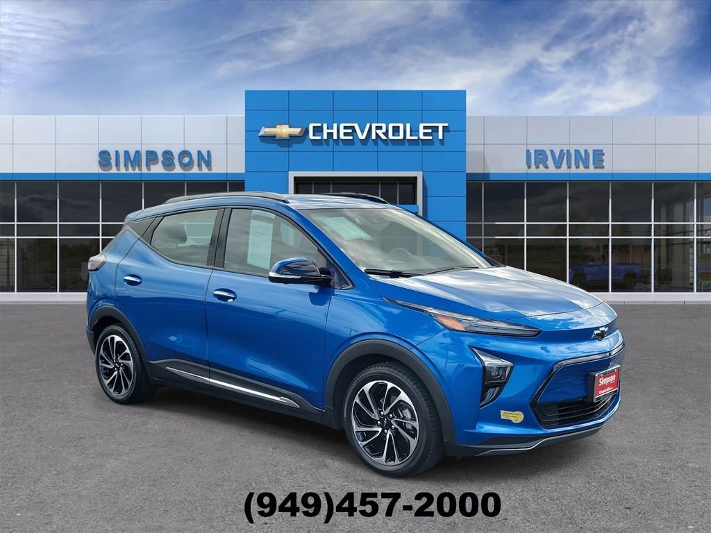 Used 2022 Chevrolet Bolt EUV Premier w/ Sun & Sound Package FWD image 2
