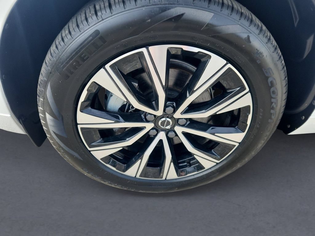 Certified 2025 Volvo XC60 B5 Plus AWD/4WD image 8