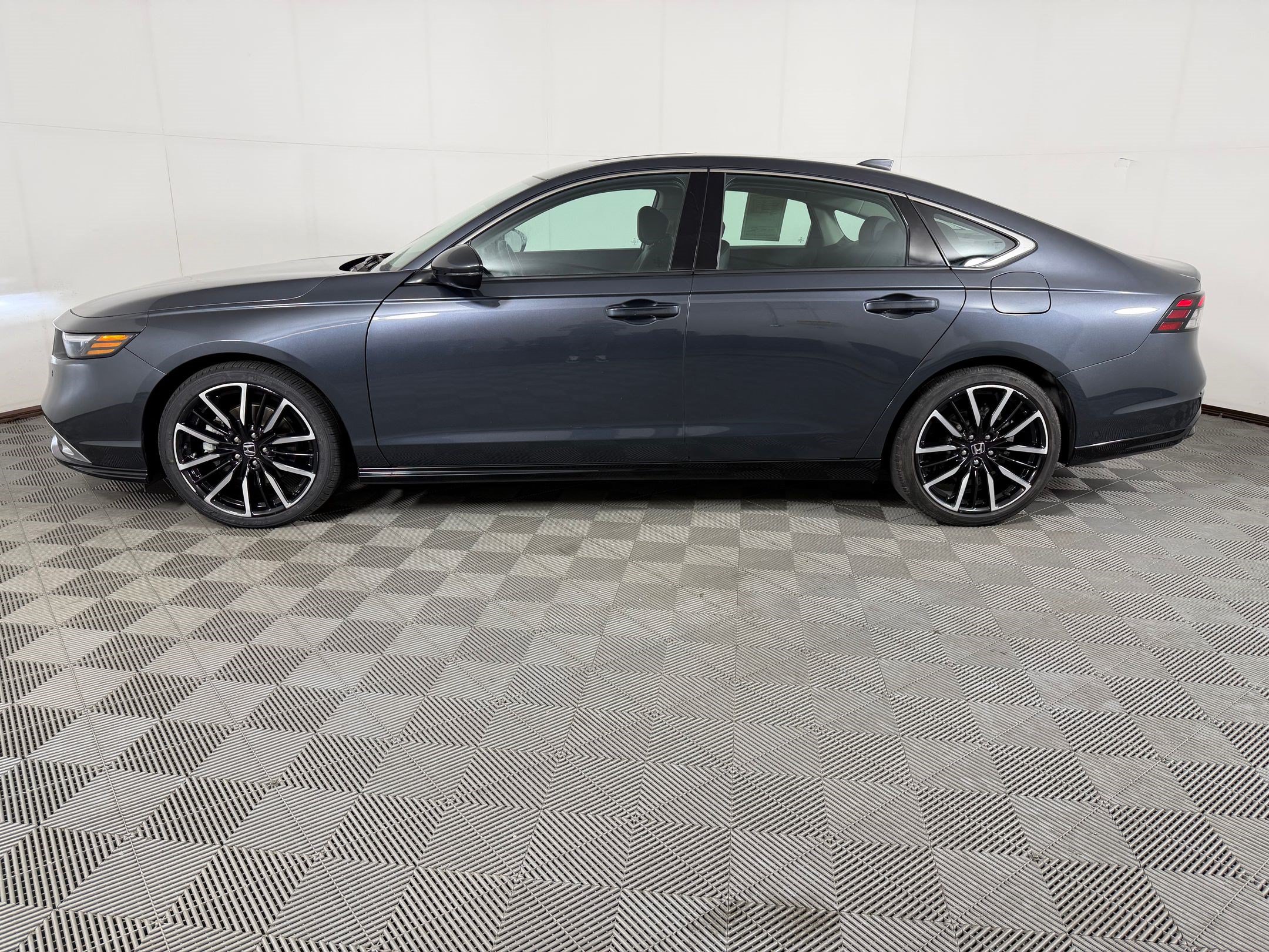 Used 2023 Honda Accord Touring image 2