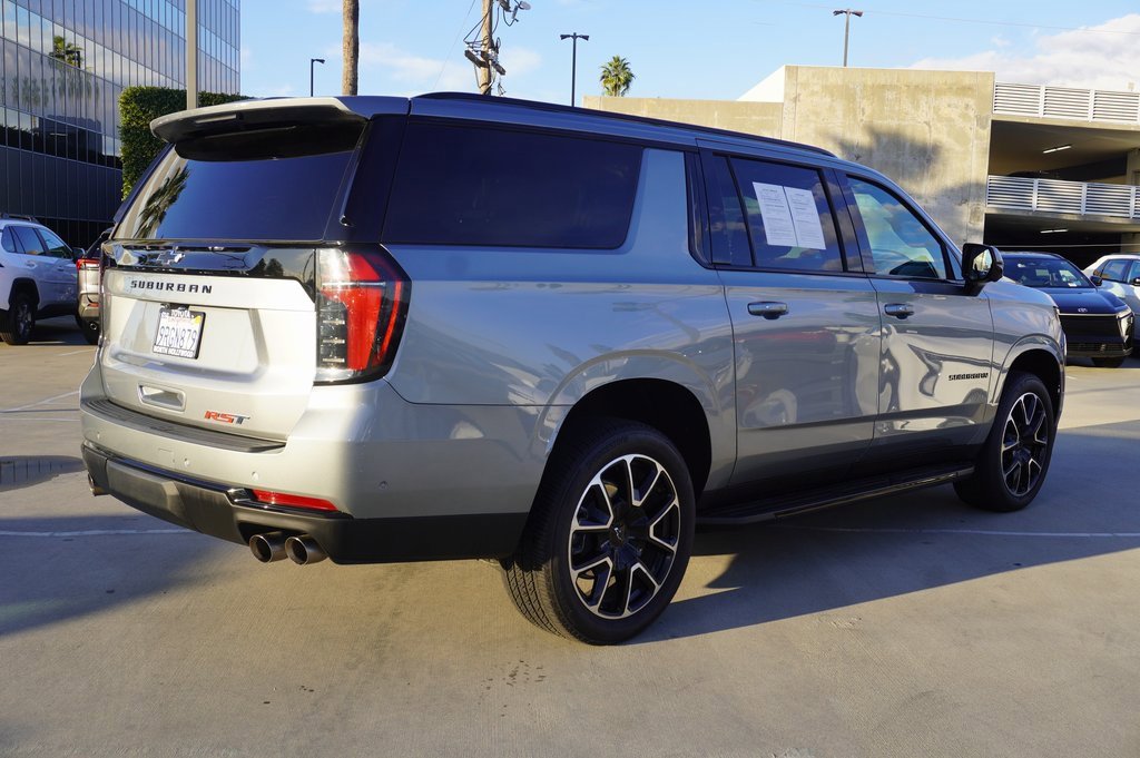 Used 2025 Chevrolet Suburban RST image 5