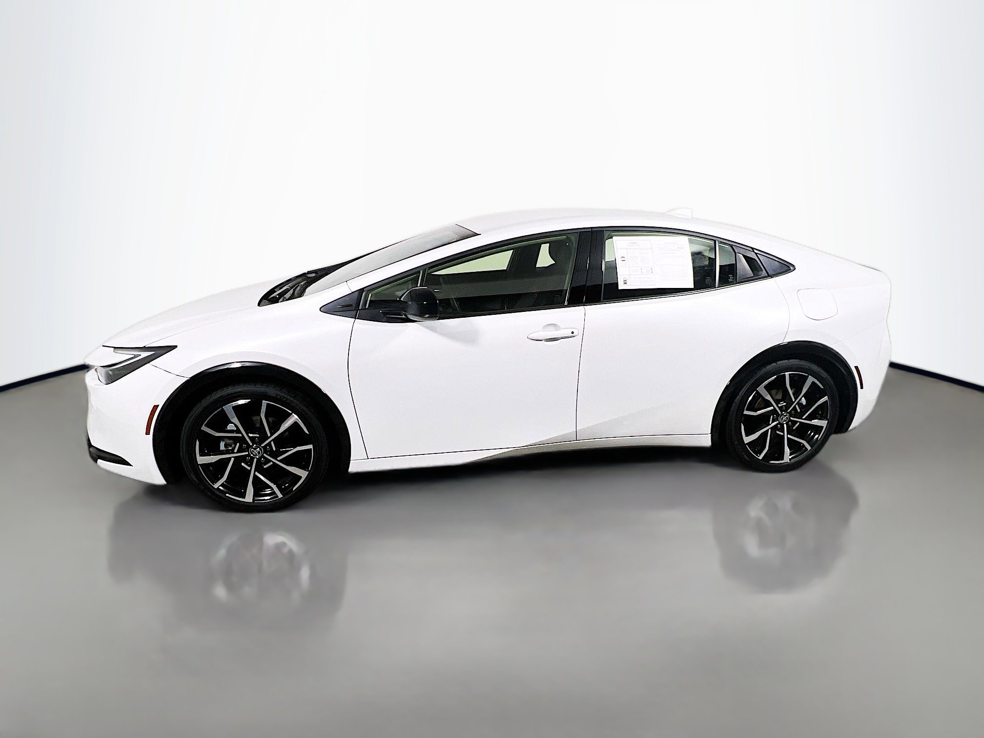 Used 2025 Toyota Prius Plug-In Hybrid FWD image 9