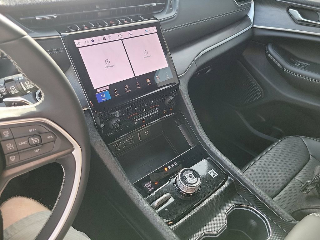 Used 2025 Jeep Grand Cherokee L Limited w/ Luxury Tech Group II image 10