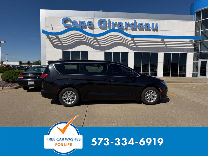 Used 2022 Chrysler Voyager LX FWD image 1