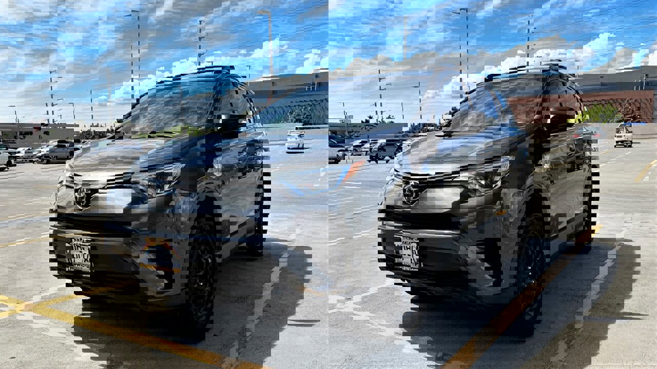 Used 2017 Toyota RAV4 LE image 1