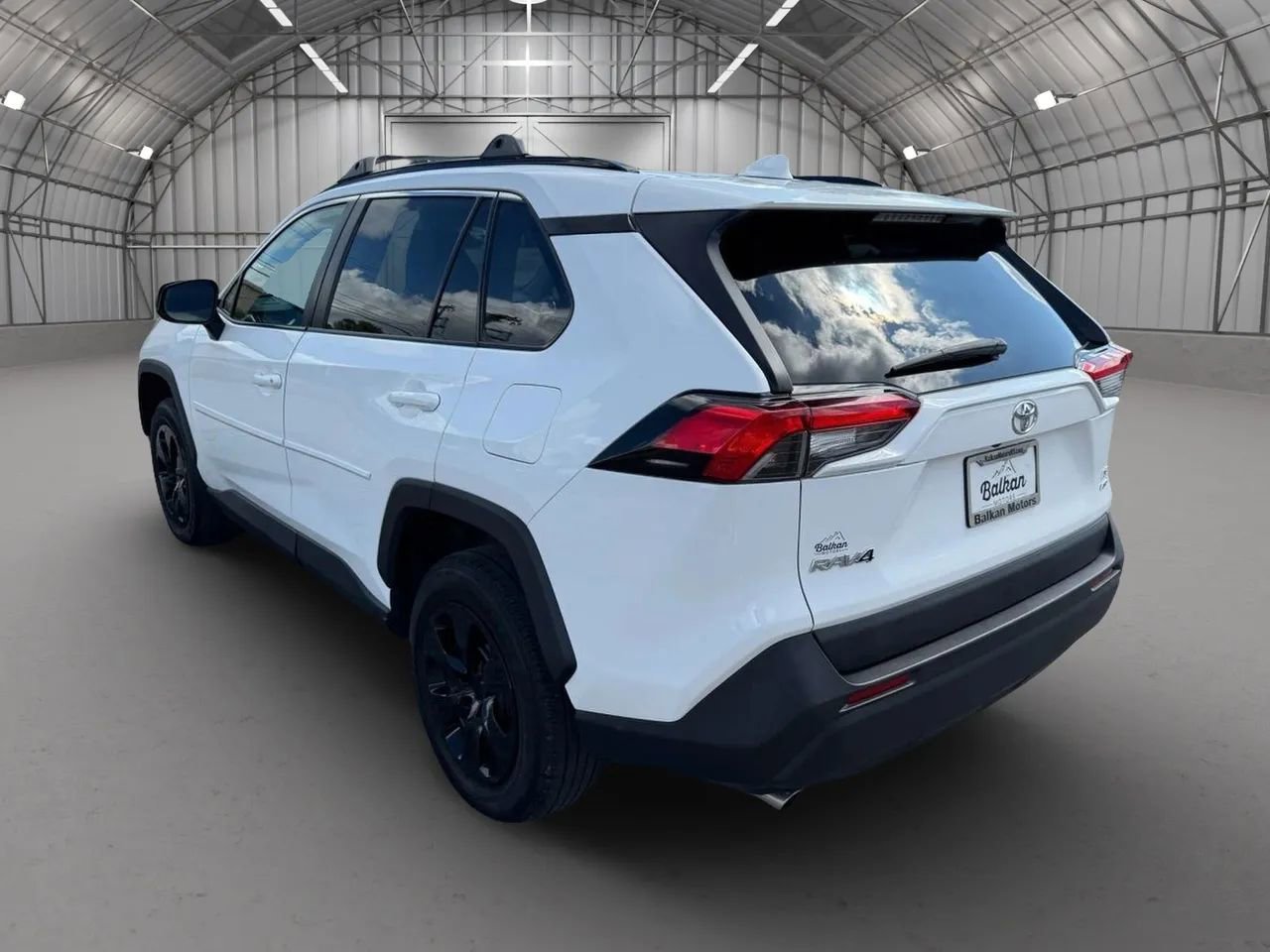 Used 2021 Toyota RAV4 LE image 8