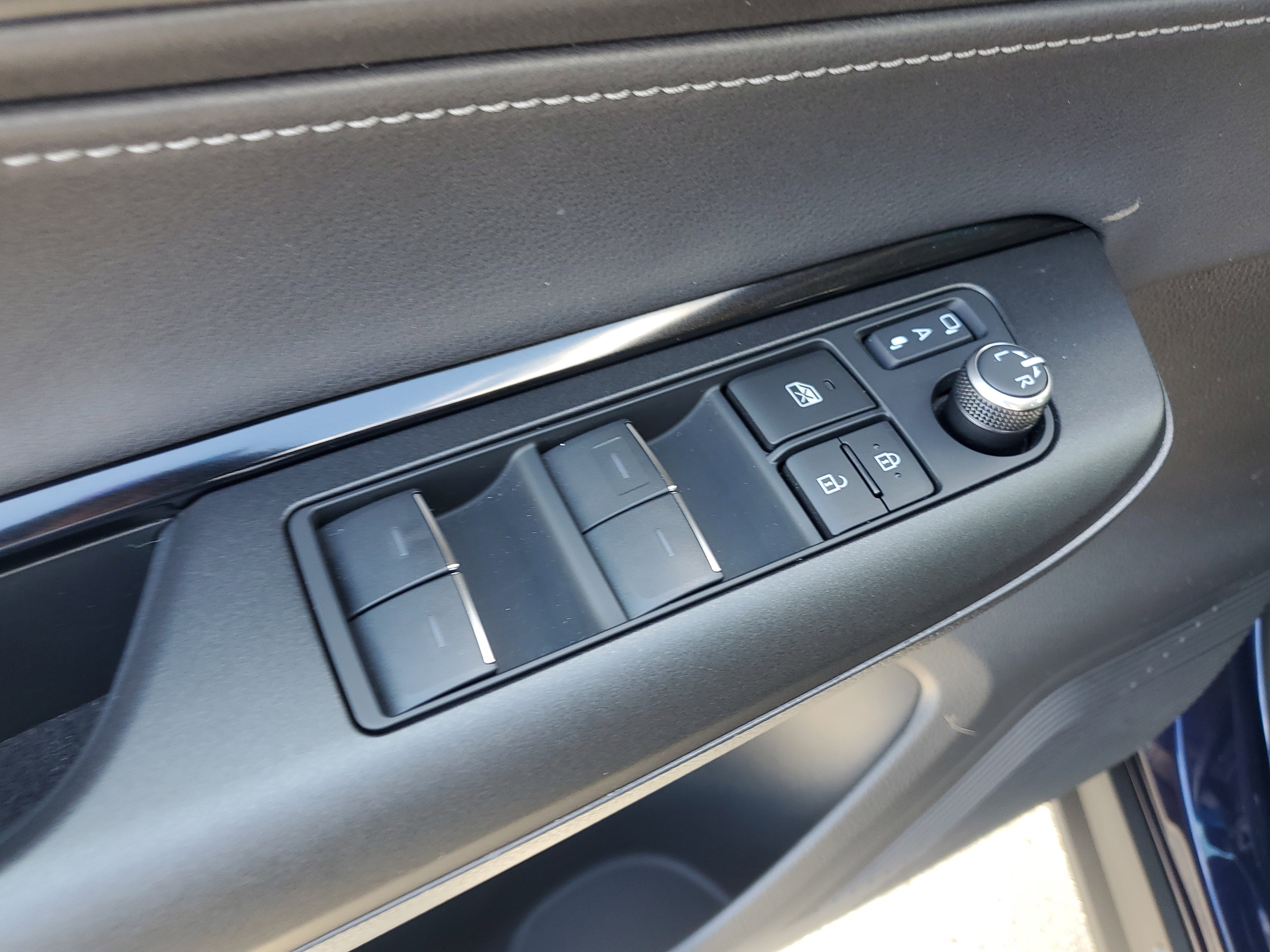 Used 2024 Toyota Venza LE image 30