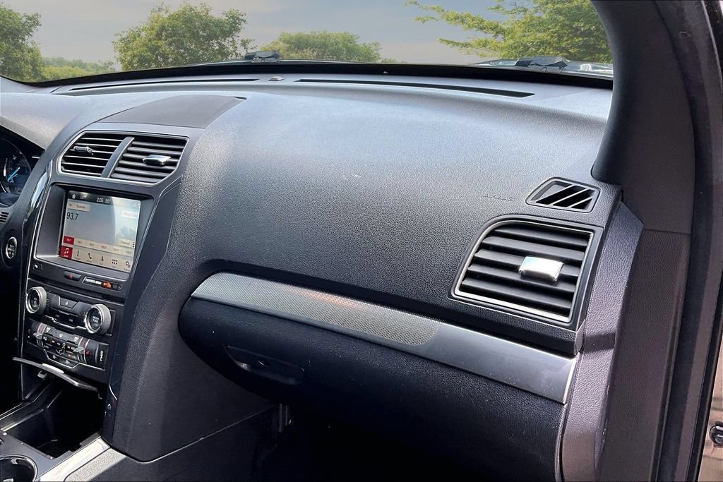 Used 2018 Ford Explorer XLT w/ XLT Appearance Package AWD/4WD image 16