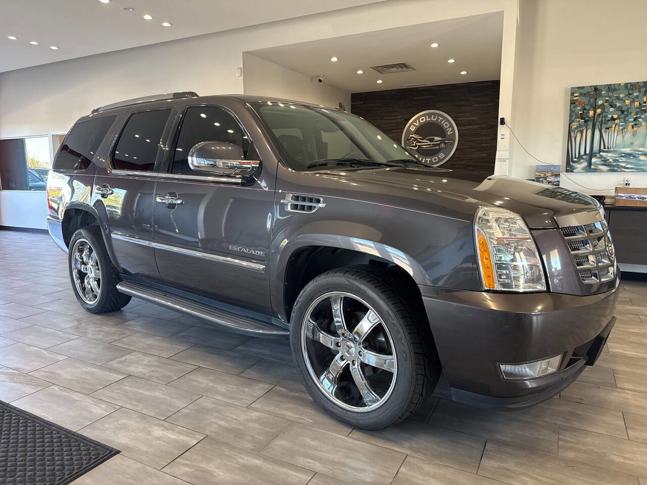 Used 2011 Cadillac Escalade Luxury image 3