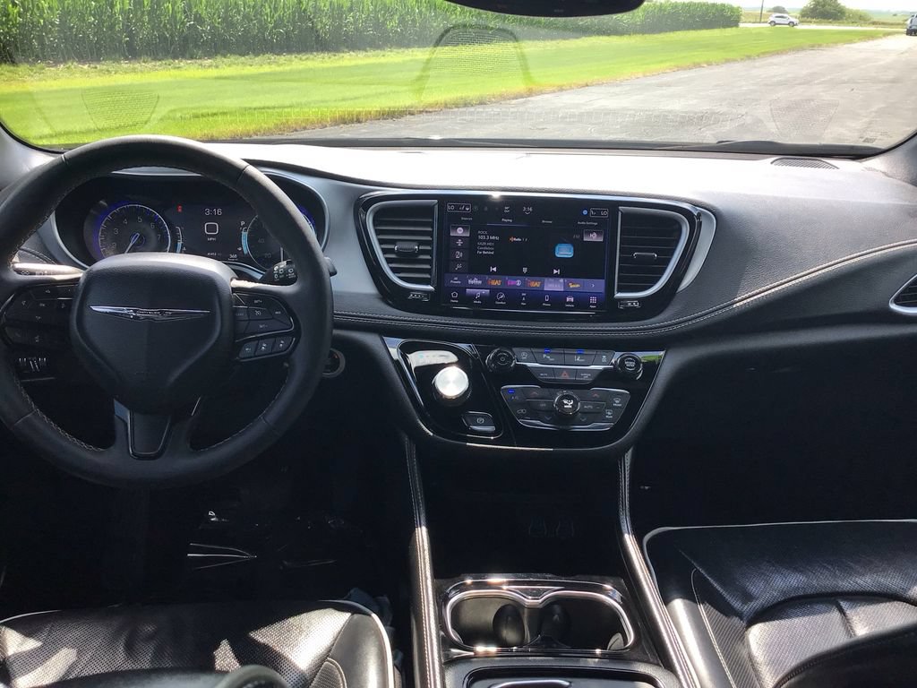 Used 2025 Chrysler Pacifica Limited FWD image 22