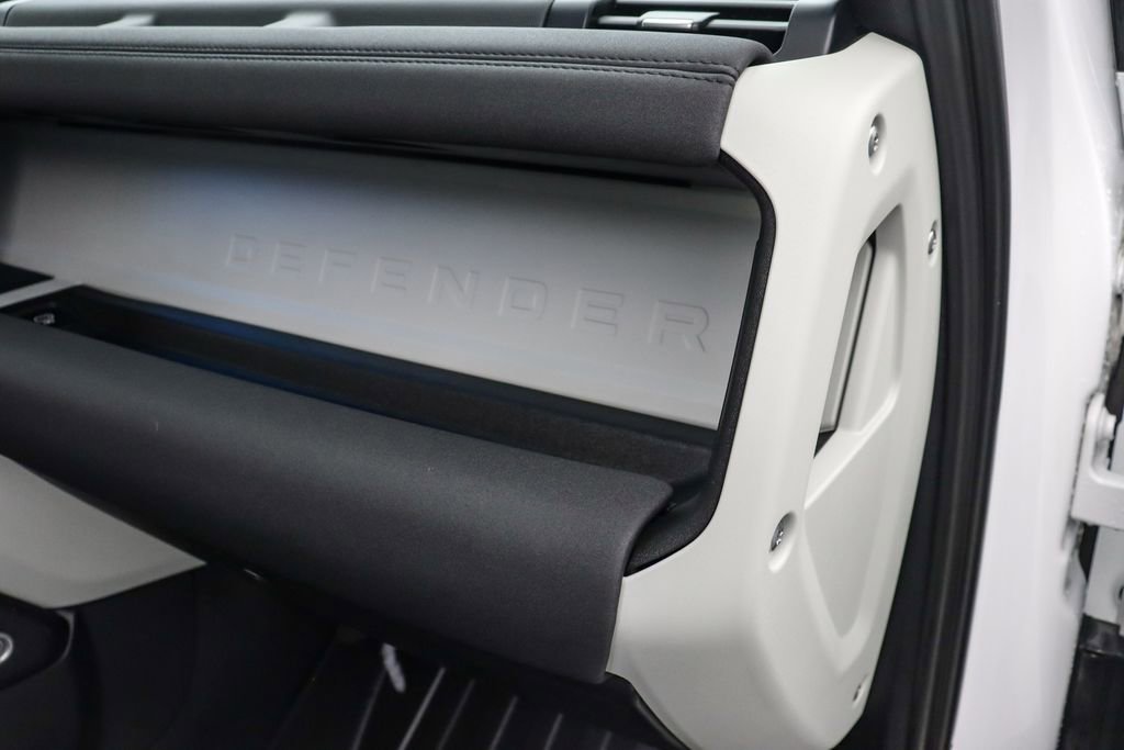 Used 2023 Land Rover Defender 130 SE image 29
