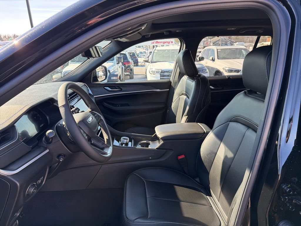 New 2025 Jeep Grand Cherokee Limited w/ Luxury Tech Group II AWD/4WD image 6